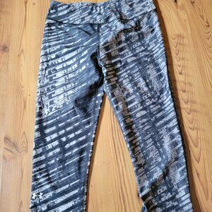 Under Armour Black & Gray HeatGear Conpression Capri Leggings Size Medium
